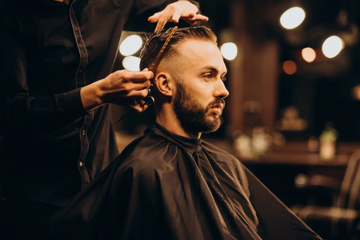 Barbeiro cortando o cabelo de um cliente