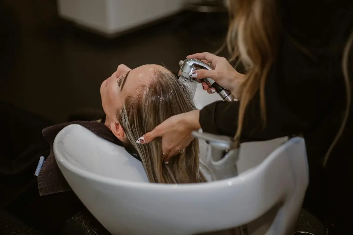 Cliente lavando o cabelo em um salão
