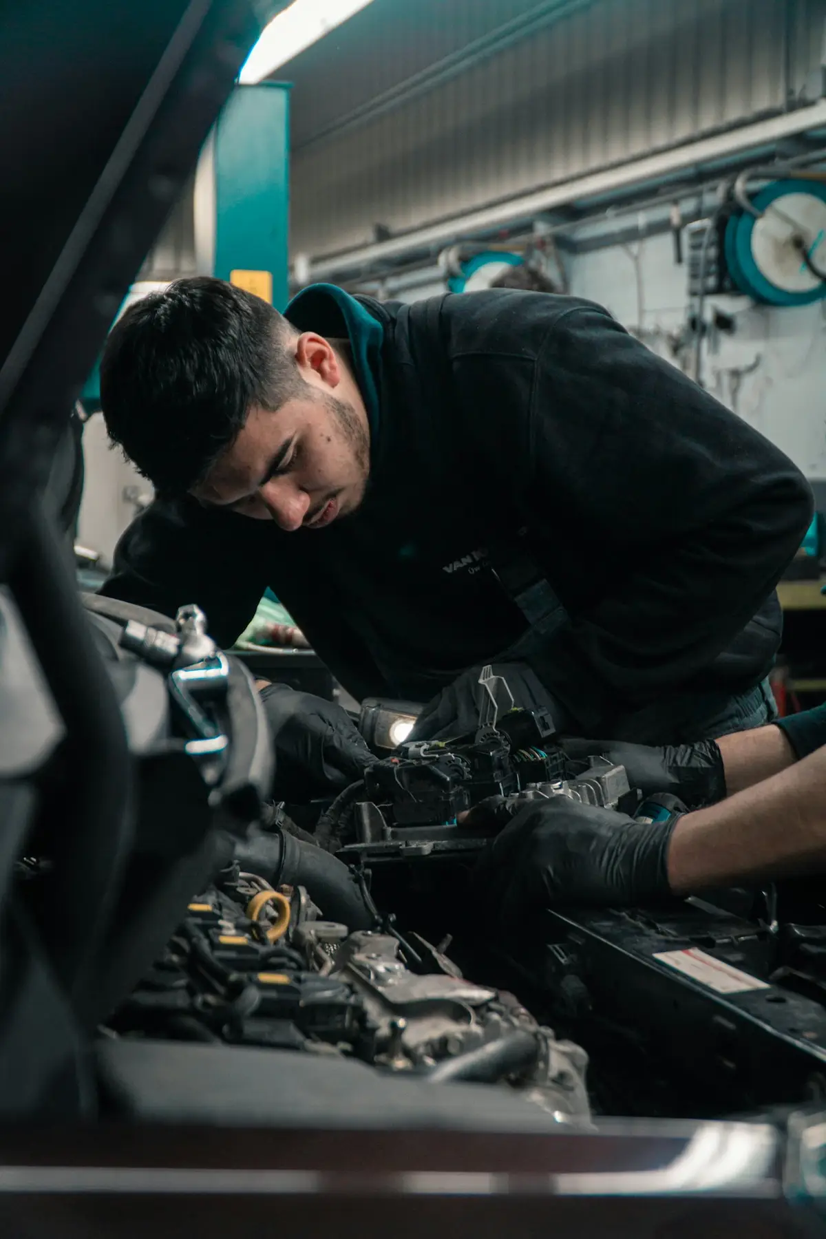 Mecânico trabalhando no motor de um carro