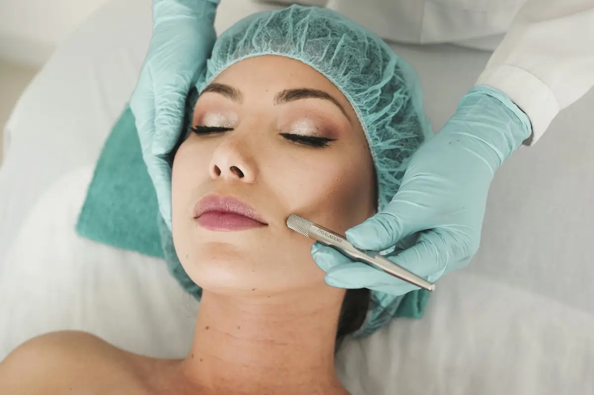 Paciente recebendo procedimento facial